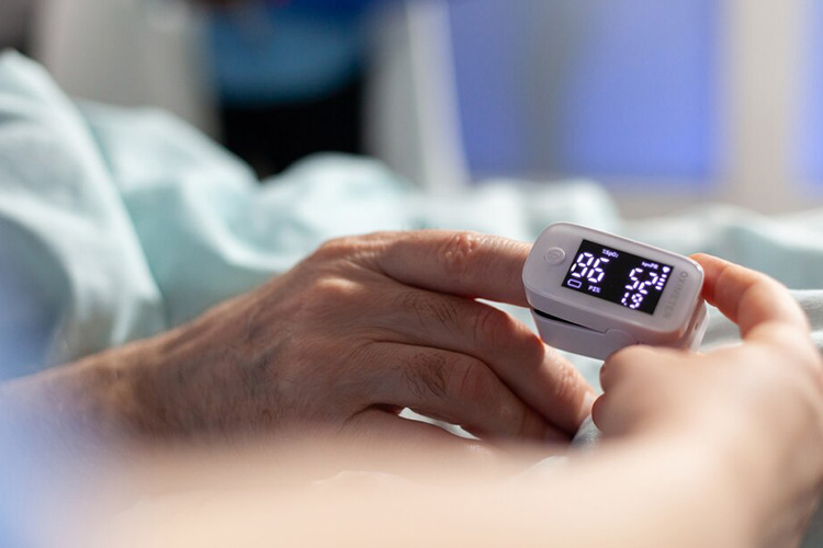 اگر از دستگاه پالس اکسیمتر مدل انگشتی استفاده می‌کنید، ابتدا لاک ناخن یا هر گونه جواهرات را از انگشت خود بردارید.